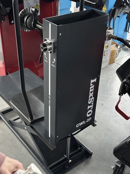 Пневматичний підіймач коліс для балансувальних стендів LuxSTO GWL-2P PHY104(2) фото Пневматичний підіймач коліс для балансувальних стендів LuxSTO GWL-2P PHY104(2) фото